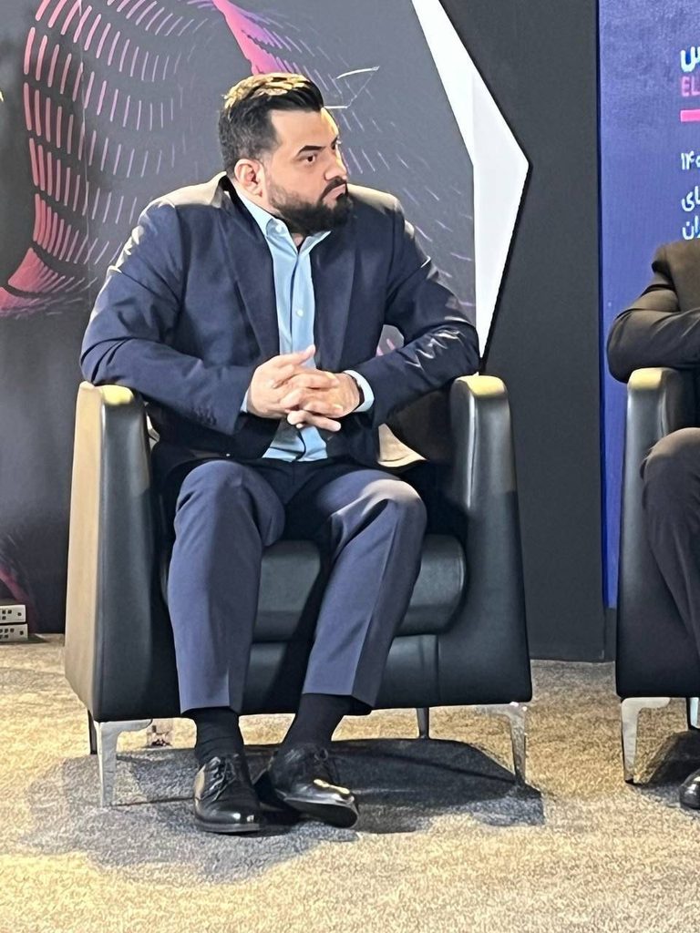 این فعال حوزه اقتصاد دیجیتال با تحلیل رفتار مصرف‌کنندگان تصریح کرد که تحلیل داده‌ها نشان می‌دهد مردم برای تأمین نیازهای روزمره خود به پرداخت‌های چهارقسطه روی آورده‌اند. ریاضتی با تأکید بر اینکه این روند نشان‌دهنده کاهش شدید قدرت خرید و نقدینگی در دست مردم است، خاطرنشان کرد جامعه عملاً حقوق و درآمد آینده خود را پیش‌خور می‌کند تا بتواند در طول ماه راحت‌تر خرج کند و در انتهای ماه، بخش عمده درآمد خود را صرف تسویه اقساط خریدهای جاری بپردازد.